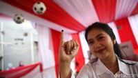 Seorang warga menunjukkan jari kelingking yang telah dicelupkan ke tinta.