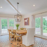 Penampilan ruang makan dengan pintu kaca yang menyajikan pemandangan langsung ke halaman belakang. (Foto: Dok. Variety)