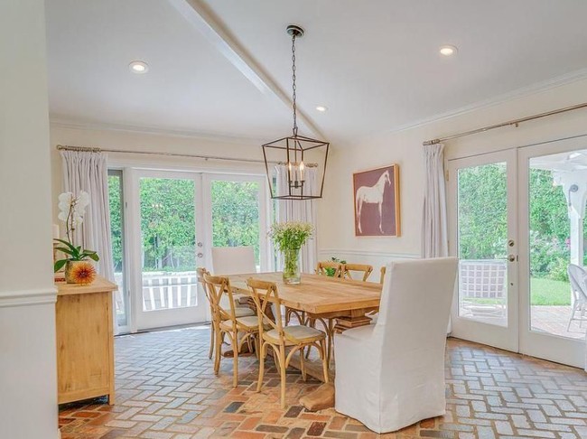 Penampilan ruang makan dengan pintu kaca yang menyajikan pemandangan langsung ke halaman belakang. (Foto: Dok. Variety)