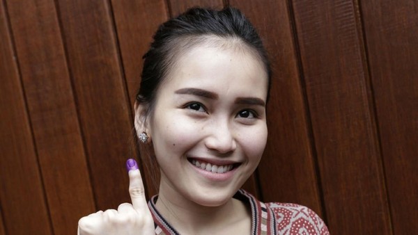 Lihat Gaya Ayu Ting Ting saat Nyoblos