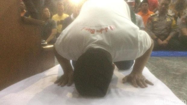 Murad Ismail sujud syukur atas kemenangan versi quick count Pilgub Maluku, Rabu (27/6/2018)