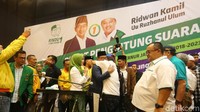 Sebelumnya pria yang kerap disapa Emil ini menangis saat mengucapkan terima kasih dalam pidatonya.