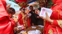 Petugas KPPS memakai busana Tionghoa.