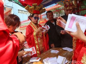 TPS Unik Berbusana Tionghoa