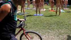 Ada-ada saja olahraga yang dilakukan kaum nudis di Prancis. Di siang bolong, mereka melakukan yoga bersama di sebuah taman tanpa mengenakan busana.