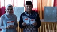 Sudrajat sempat memamerkan dua buah surat suara terlebih dahulu kepada petugas dan awak media.