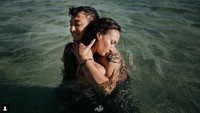 Kali ini Nadine dan Dimas memperlihatkan foto bersama saat bermain di pantai. Foto: Dimas Anggara dan Nadine Chandrawinata (Instagram)
