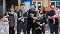 Vega Darwanti yang datang satu keluarga untuk nyoblos. Foto: Artis Nyoblos (Instagram)