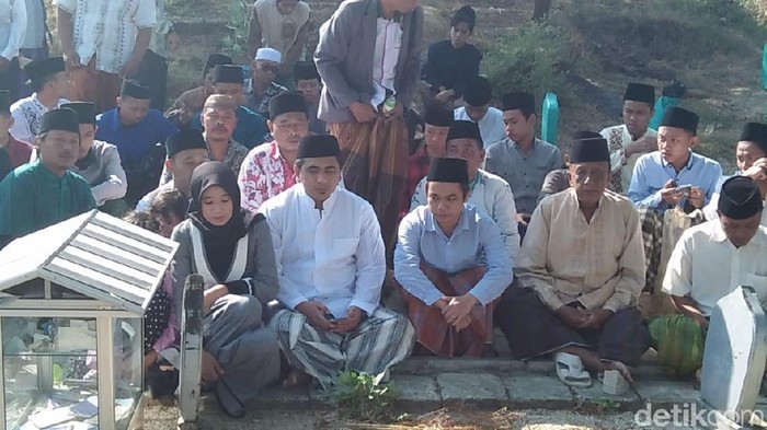 Sebelum Nyoblos, Taj Yasin Ziarah ke Makam Kakek dan Ibu