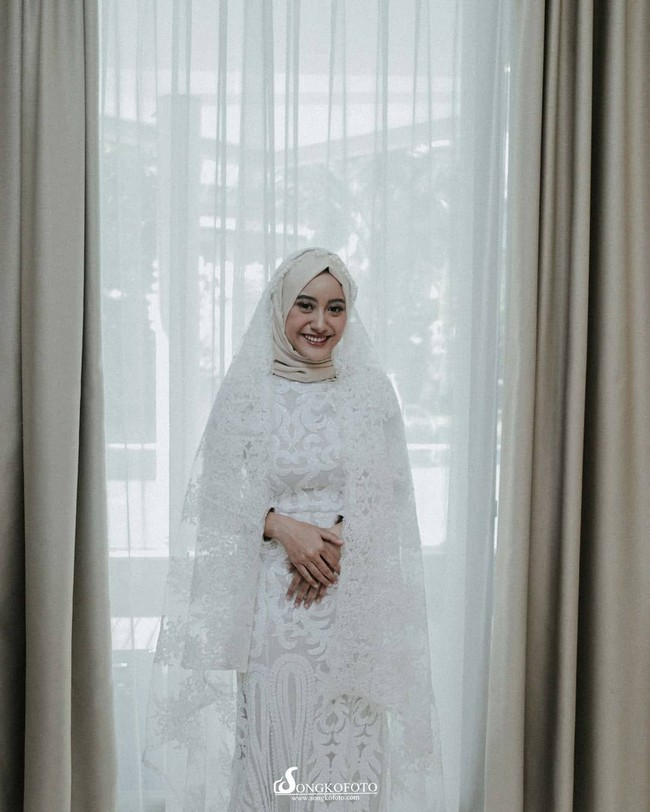 Untuk pesta pernikahannya, mulai dari venue, dekor, catering hingga makeup dan foto Jasmine menghabiskan bujet Rp 48 juta. Sementara itu untuk bulan madu di Hongkong selama tiga hari dua malam menghabiskan biaya Rp 12 juta. Foto: Instagram @songkofoto