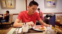 Pria kelahiran 8 Agustus 1992 ini terlihat sedang menikmati sarapan enak dengan smoked beef hingga secangkir teh hangat. Enak! Foto: Instagram @danielwenas