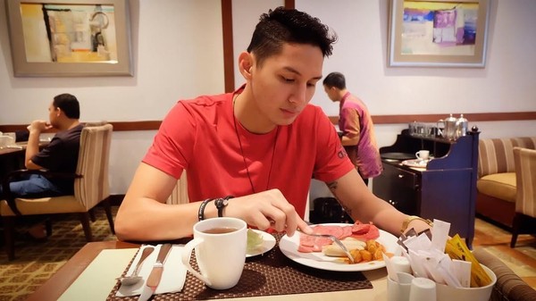 Pose Keren Pebasket Daniel Wenas, Kekasih Mikha Tambayong Saat Mencicipi Makanan