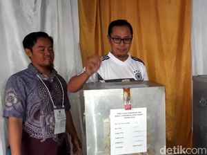 Calon Wali Kota Petahana Sukabumi Nyoblos Pakai Jersey Jerman