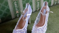 Sepatu cantik yang digunakan Kelly saat menikah. Foto: Kelly Tandiono (Instagram)
