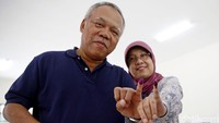 Bersama sang istri, Basuki berfoto menunjukkan jari kelingking usai mencoblos.