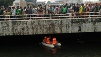 Seorang warga bernama Gunawan (32) mengaku melihat buaya itu sekitar pukul 10.00 WIB, Rabu (27/6/2018). Dia pun sempat merekam penampakan buaya tersebut.  Foto: Dok. Twitter TMCPoldaMetroJaya