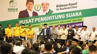 Emil didampingi tim suksesnya dan partai pengusung.