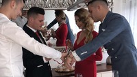 Kalau ini pose tampan Ganit saat mendapatkan hadiah jam tangan, di jamuan makan siang acara pernikahannya. Foto: Instagram @granitxhaka