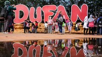 Hari libur Pilkada serentak 2018 disejumlah daerah membuat tempat wisata Taman Impian Jaya Ancol di Jakarta Utara dipenuhi oleh warga untuk berlibur, Rabu (27/6/2018).