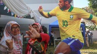 Area pencoblosan Pilgub Jabar dan Pilwalkot Bandung itu dihiasi oleh ornamen pemain top dunia seperti Neymar.