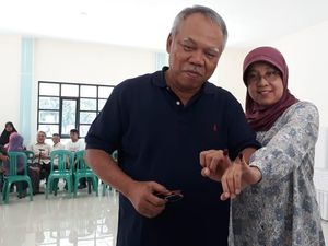 Tingalkan Jakarta, Menteri Basuki Ajak Istri Nyoblos di Bekasi