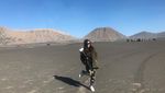 Senyum Manis Via Vallen di Bromo