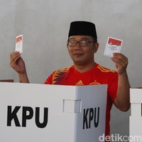 Jersey bola sengaja dipakai untuk menyesuaikan tema Piala Dunia yang diusung TPS 21. Tapi usut punya usut, Spanyol bukan tim jagoan Emil. Saya mah pendukung Jerman. Tapi ternyata enggak ada ukurannya (jersey), ucap Emil. (Foto: Ari Saputra)