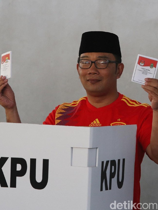 Jersey bola sengaja dipakai untuk menyesuaikan tema Piala Dunia yang diusung TPS 21. Tapi usut punya usut, Spanyol bukan tim jagoan Emil. Saya mah pendukung Jerman. Tapi ternyata enggak ada ukurannya (jersey), ucap Emil. (Foto: Ari Saputra)