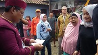 Petugas memberi sosialisasi kepada pemilih. Foto: Dwi Andayani/detikcom