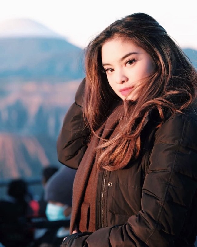 Demi mendukung sang ibu di Pilkada Jawa Timur, Syandria kerap blusukan ke berbagai tempat bersama adiknya, Syahandra. Mereka aktif mengkampanyekan program Masyarakat Melek Digital yang diusung oleh pasangan cagub dan cawagub Jawa Timur nomor urut 2 Gus Ipul dan Puti Guntur Soekarno. Foto: Dok. Instagram