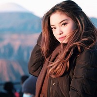 Demi mendukung sang ibu di Pilkada Jawa Timur, Syandria kerap blusukan ke berbagai tempat bersama adiknya, Syahandra. Mereka aktif mengkampanyekan program Masyarakat Melek Digital yang diusung oleh pasangan cagub dan cawagub Jawa Timur nomor urut 2 Gus Ipul dan Puti Guntur Soekarno. Foto: Dok. Instagram