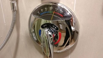 Tombol air yang menunjukkan suhu untuk memudahkan penggunanya. Foto: boredpanda