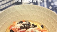 Bubur tanpa susu bertopping stawberry, pisang, dark chocolate tanpa susu, parutan kelapa dan sirup agave. Kelihatannya enak, ya! Foto: Instagram hectorbellerin