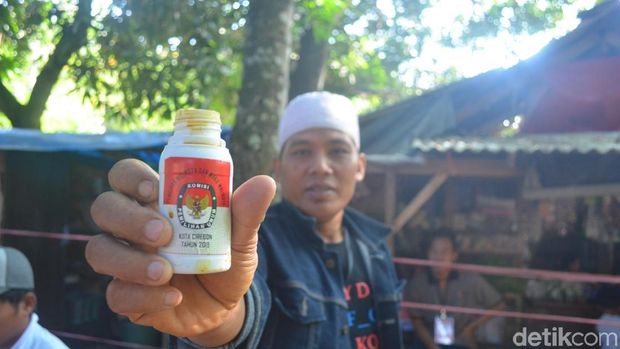Ragu Dibawa Salat, Pemilih di TPS Ini Ganti Tinta dengan Kunyit