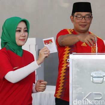 Gaya Hijab  Istri  Ridwan  Kamil  Saat Nyoblos Santai Pakai 