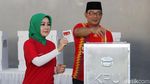 Ridwan Kamil, Si Cinta dan Sang Putra Nyoblos Pakai Jersey Berbeda