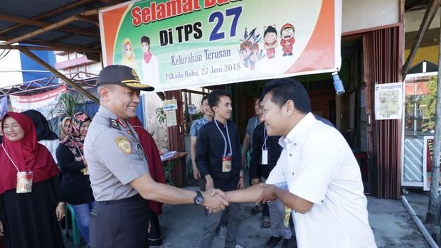Asisten SDM Kapolri Pantau Coblosan di Kalbar, Pastikan Kondusif