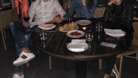 Bersantai dengan sang istri, dan temannya. Granit pilih wine dan keju sebagai teman mengobrolnya. Foto: Instagram @granitxhaka