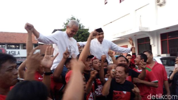 Di Panti Marhaen, Ganjar-Yasin Dipanggul Pendukungnya