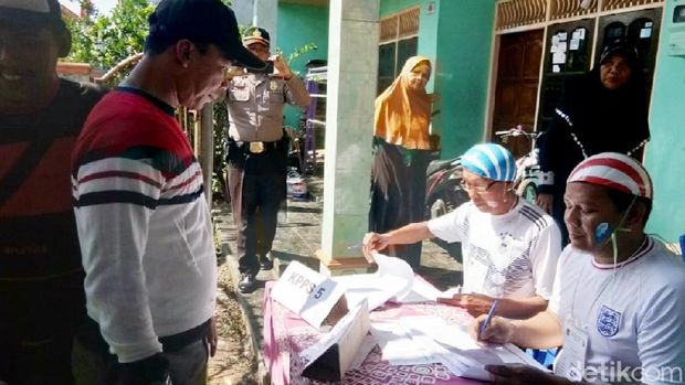 Di Batang juga Ada TPS Bernuansa Piala Dunia