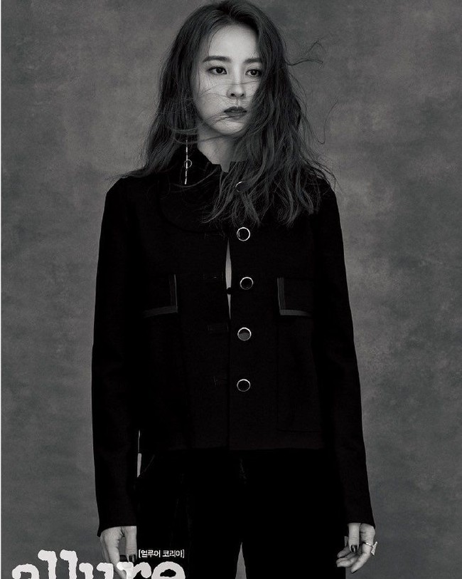 Selain piawai dalam seni peran, Han Hye Jin juga pandai menjadi pembawa acara. Ia pernah menjadi host di acara Healing Camp produksi stasiun TV SBS, dan Moms Diary: My Ugly Duckling. Foto: Instagram @underhiswings2016