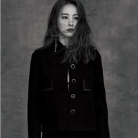 Selain piawai dalam seni peran, Han Hye Jin juga pandai menjadi pembawa acara. Ia pernah menjadi host di acara Healing Camp produksi stasiun TV SBS, dan Moms Diary: My Ugly Duckling. Foto: Instagram @underhiswings2016