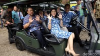SBY dan keluarga berangkat menuju TPS 06 di Aula Sekolah Alam Cikeas menggunakan mobil golf.