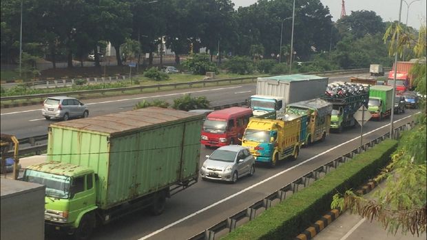  Arus lalu lintas di tol dari arah Bampu Apus menuju Pondok Indah mengalami kemacetan.