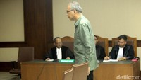 Bimanesh saat tiba di Pengadilan Tipikor untuk menjalani sidang tuntutan.