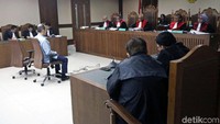 Hakim menyebutkan Fredrich membuat rencana Setya Novanto dirawat di rumah sakit agar tidak bisa diperiksa dalam kasus proyek e-KTP oleh penyidik KPK. Fredrich pun menghubungi dokter Bimanesh Sutarjo karena kliennya ingin dirawat di RS Medika Permata Hijau.