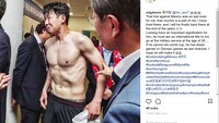 Son Heung Min tampak menangis di ruang loker. Dia menangis ketika bertemu dengan Presiden Korea Selatan Moon Jae-in dan rekan-rekan setimnya. Foto: Instagram/mlgdamm