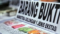 Barang bukti yang diamankan berupa 20.58 gram ekstasi, 0.2 gram sabu, uang tunai sebesar Rp 8 juta, dan beberapa unit handphone.