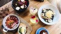 Bersama Acha Sinaga, sebelumnya Ana juga mampir ke Gibbons Street Cafe di Australia. Nampak ada roti, pasta dan latte di atas meja. Foto: Instagram anaoctarina