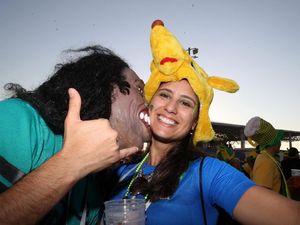 Aksi Nyosor Ronaldinho Cium Suporter Cantik Brasil
